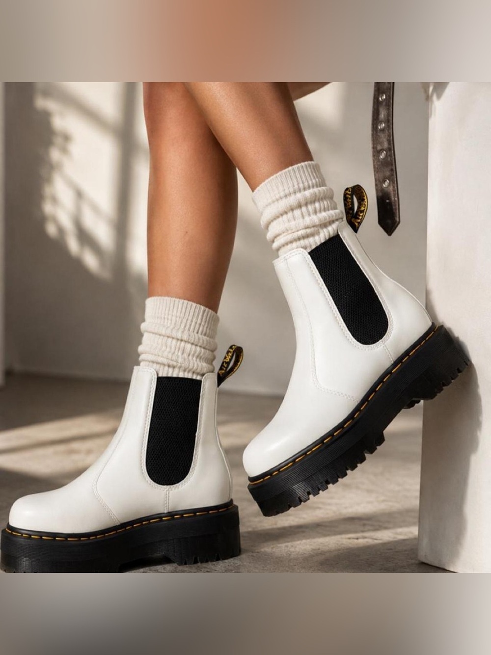 Dr. Martens 2976 SMOOTH LEATHER PLATFORM CHELSEA BOOTS